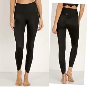 Beyond Yoga Cruz Scalloped High Waisted Midi Leggings Black Womens Size S Gym